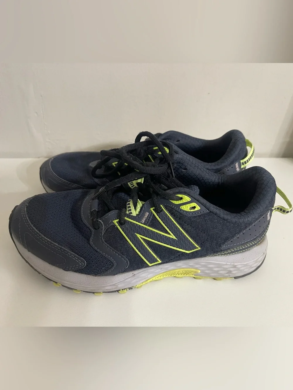 New Balance Women's Navy and Neon Yellow Lace-Up Sneakers Size 8